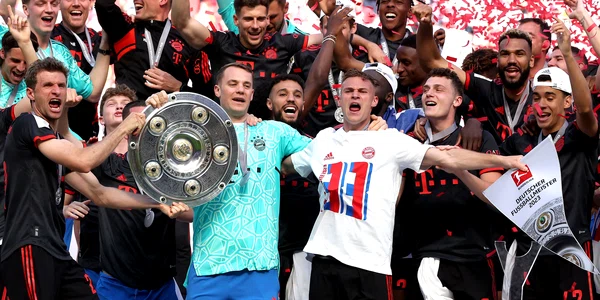 Manuel Neuer de la FC Bayern Munchen ridică trofeul Bundesligii după victoria în meciul contra FC Köln, pe 27 mai 2023, în Köln, Germania. FOTO Getty Images