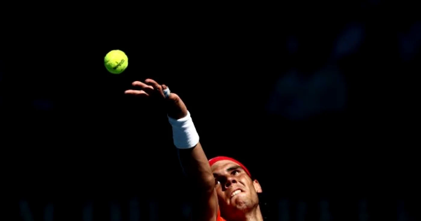 Rafael Nadal serveşte