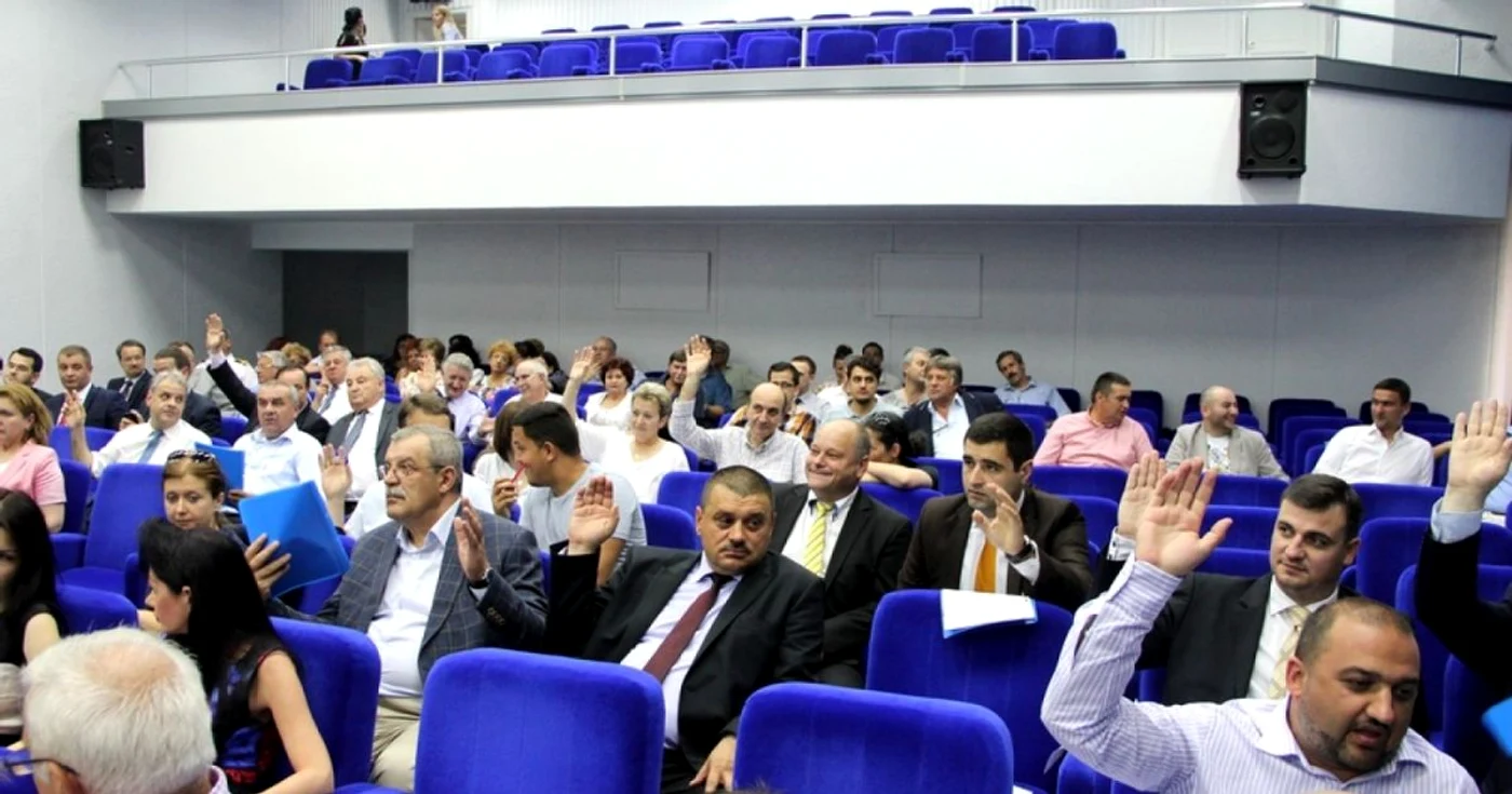 Aproape la fiecare şedinţă ordinară s-au consemnat absenţe ale consilierilor judeţeni sau municipali FOTO Florentin Coman