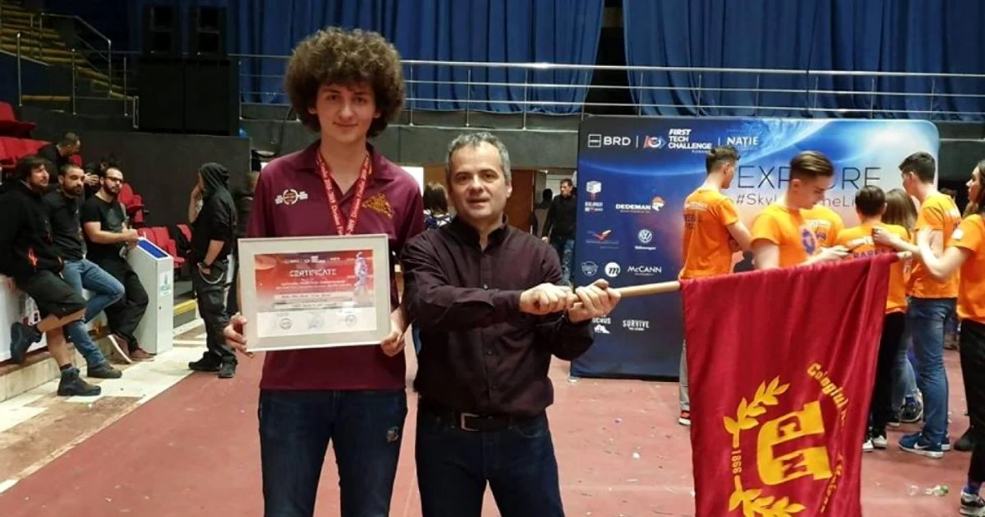 Andrei Istudor şi mentorul său în robotică, Adrian Colin