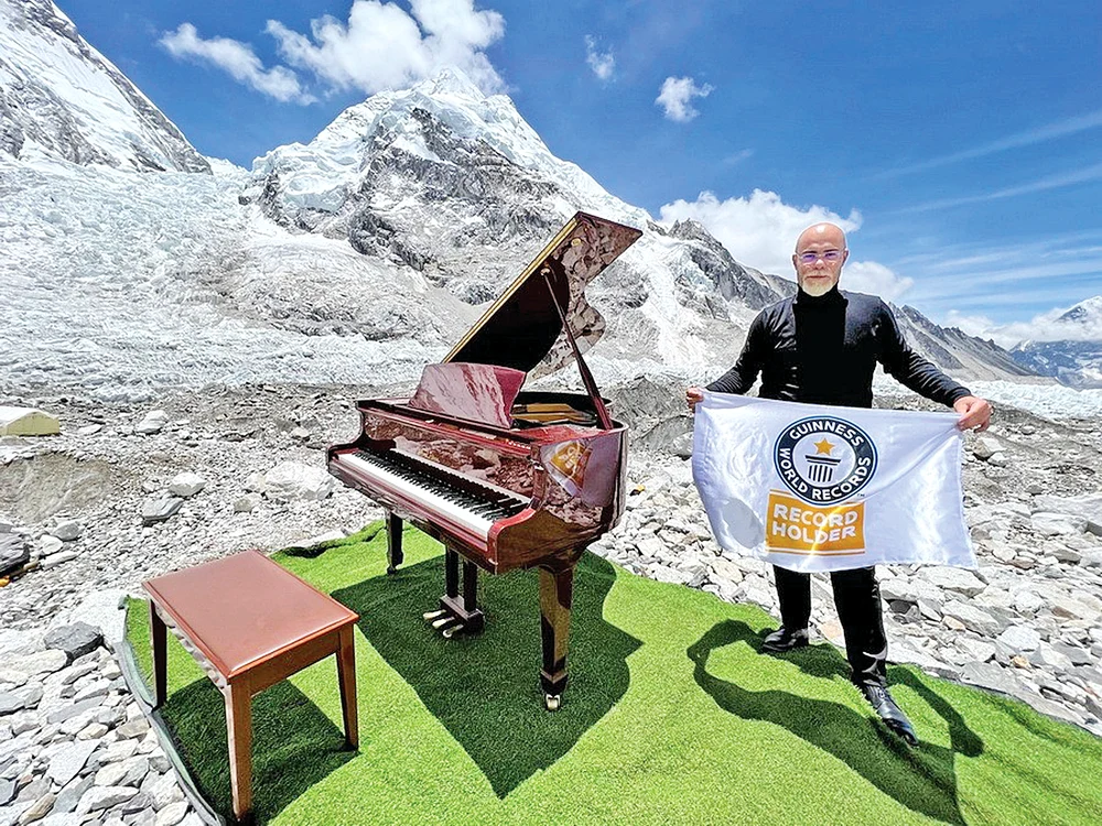 În iunie a interpretat Imnul  României pe Everest