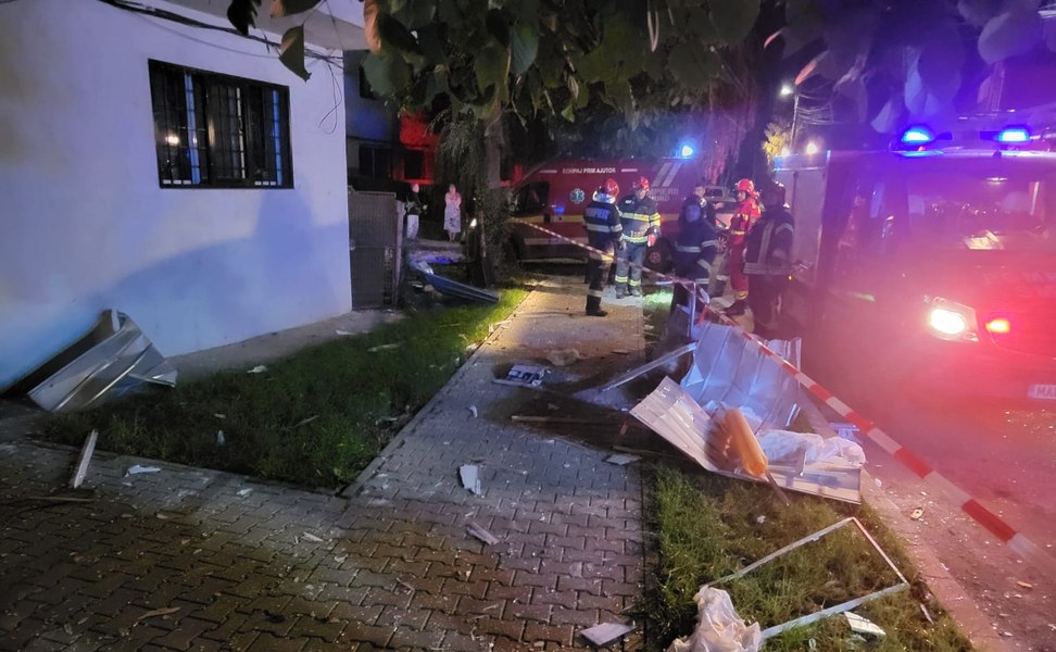 Explozie puternică într-un bloc din Adjud. Un bărbat a fost scos de sub dărmături, iar locatarii au ieșit speriați din apartamente