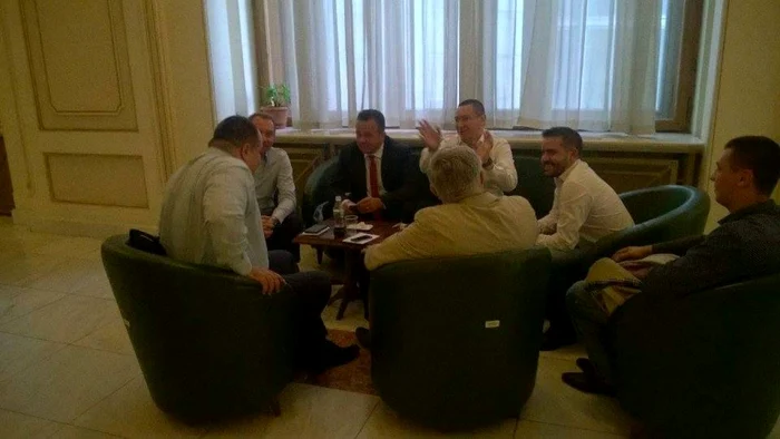 Victor Ponta s-a văzut ieri la Parlament cu parlamentarii PRU, dar şi cu senatorul PSD Liviu Pop FOTO Adevărul