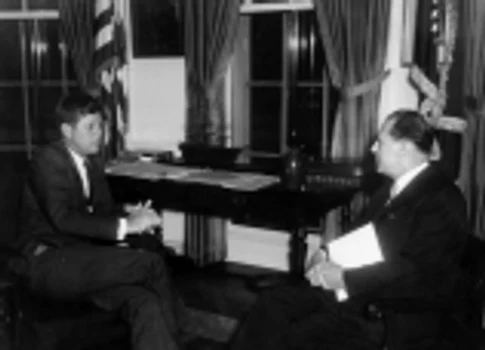 John F Kennedy şi ambasadorul Petre Bălăceanu - Casa Albă Sursa jfklibrary.org