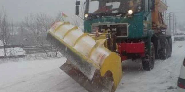 Utilajele sunte pregătite pentru intevenţie foto arhivă
