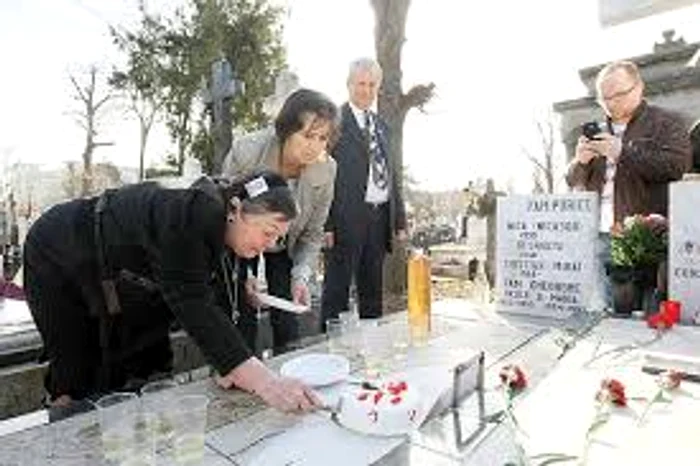 
    Înainte de pandemie, Anca Pandrea mergea des la cimitir. Acum a sărbătorit acasă  