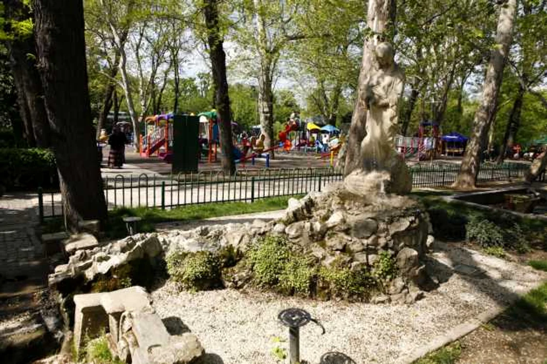 Curiozitati despre parcul cismigiu - Izvorul Sissi Stefanidi