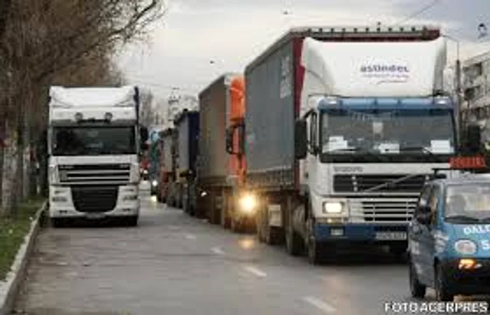 
    Transportatorii spun că tarifele RCA îi falimentează  