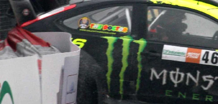 No titleValentino Rossi la volanul raliului din Bologna