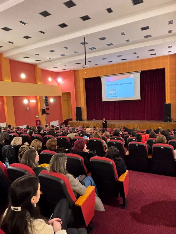 La simpozion s-au înscris peste 300 de profesori din Olt FOTO. FB/Maria Matei