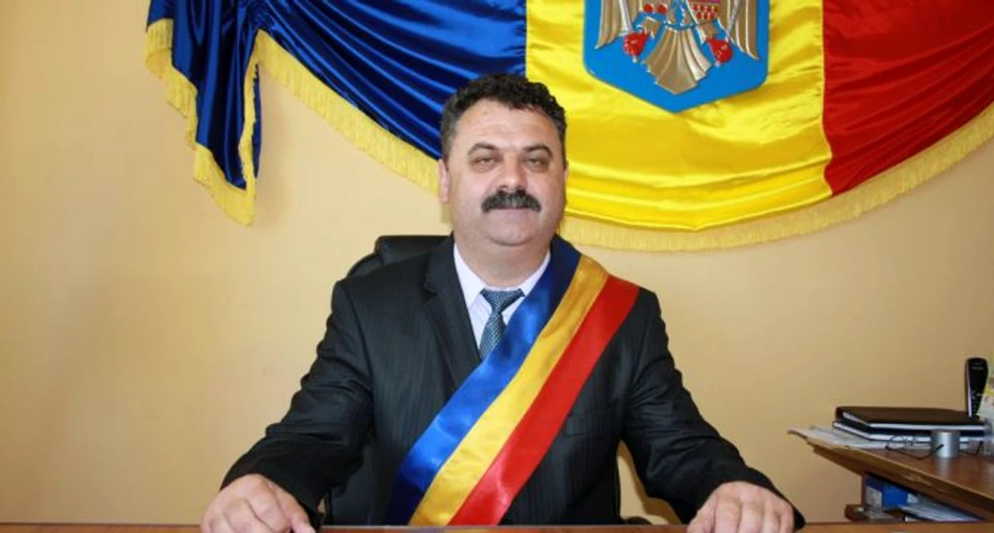 
    Primarul comunei Mihăeşti – Vâlcea, Constantin Bărzăgeanu (PNL) a fost surpins în timp ce lua un aparat dintr-un hotel în care era cazatFOTO: adevarul.ro  