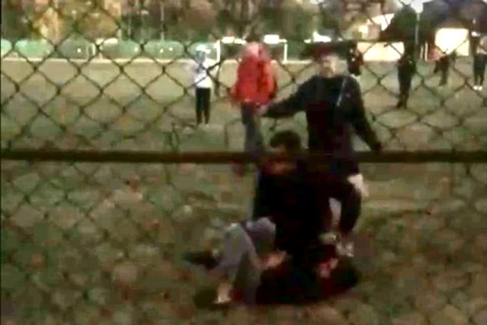 Un băiat de 12 ani a fost bătut crunt de tatăl unui alt copil, pe un teren de fotbal Foto: aradon.ro