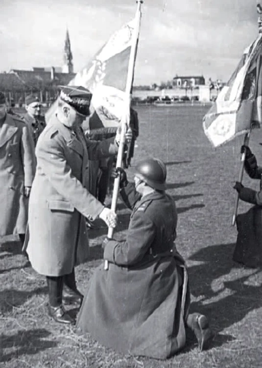 Armata Poloneză în Franţa: ceremonia înmânării drapelelor detaşamentelor de genişti