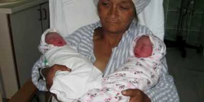 Botoşani: Mai are 15 copii acasă şi a născut astăzi gemeni! După naştere, medicii i-au legat mamei trompele!(GALERIE FOTO)