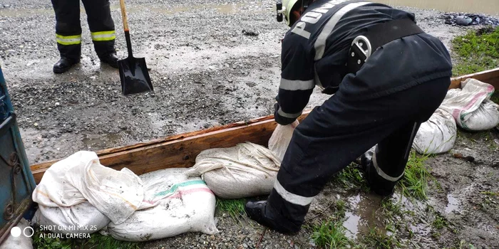 
    În acest moment se acţionează în judeţele Bistriţa-Năsăud şi Harghita pentru evacuarea apei din locuinţeFoto: IGSU  