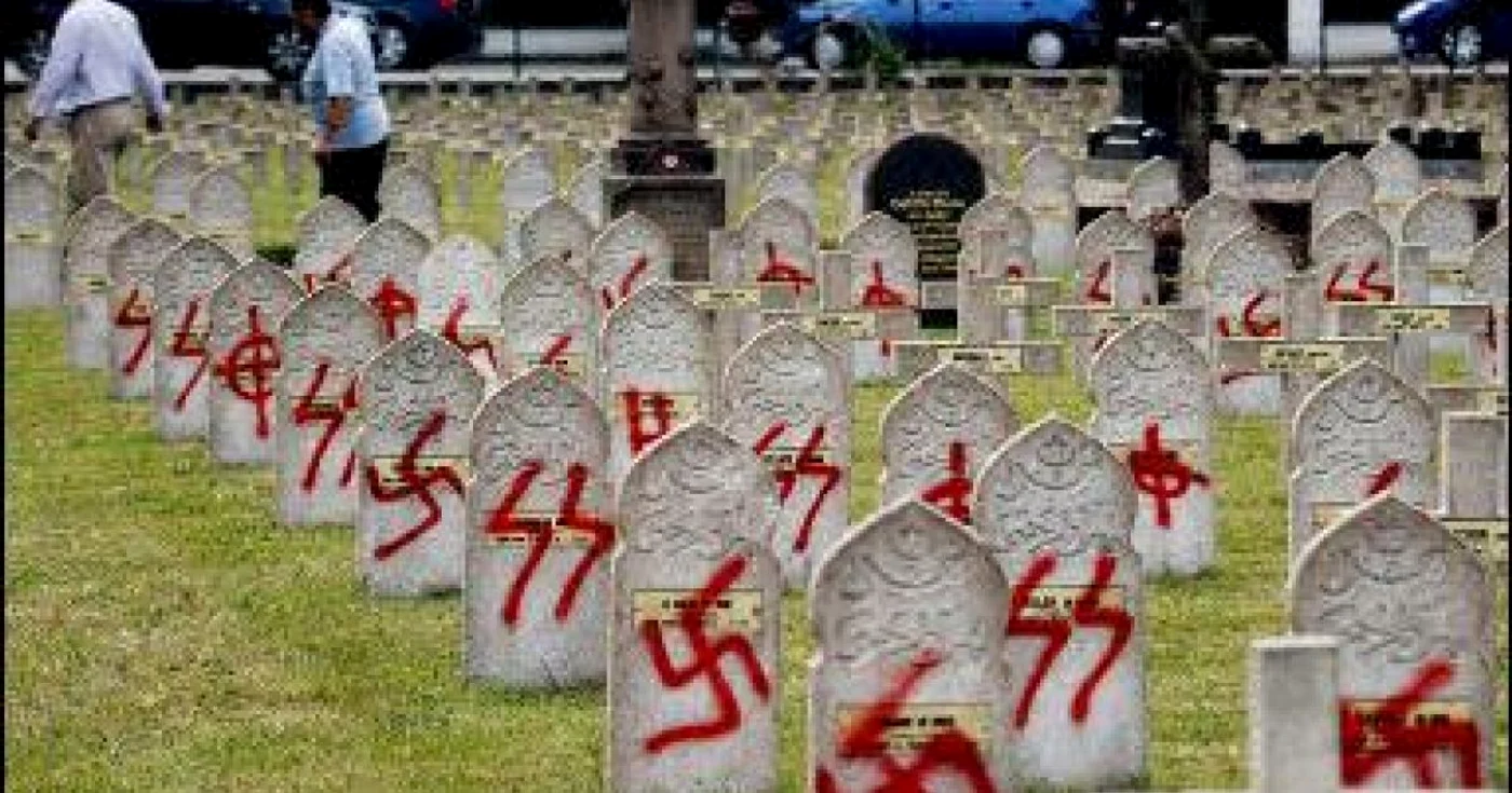 Premierul francez Manuel Valls a condamnat pe Twitter „acţiunea antisemitică şi josnică“, spunând că se va face totul pentru descoperirea celor responsabili FOTO Times/Twitter