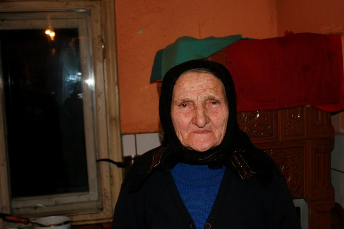 Cornelia Vârtic a avut nu mai puţin de 10 copii, pe care i-a crescut de una singură FOTO: Bianca Sara