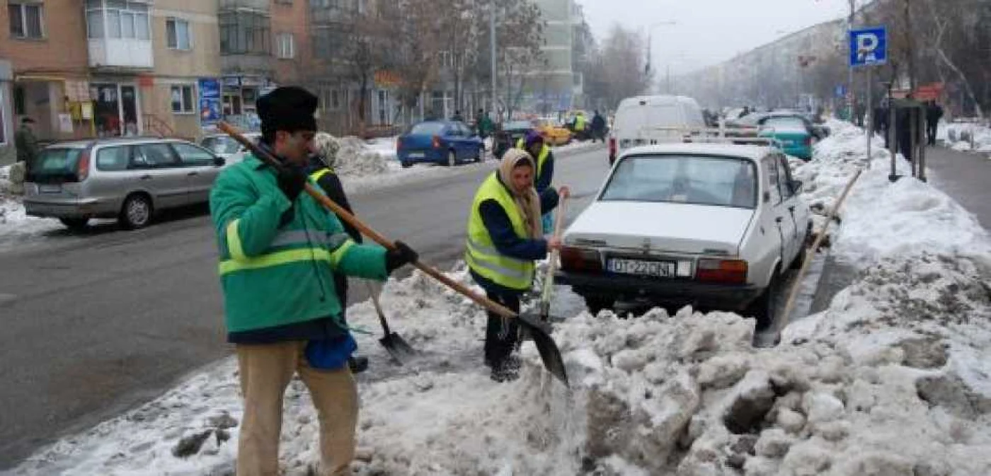 Muncitorii de la primărie au făcut curat pe străzile principale