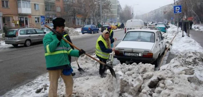 Muncitorii de la primărie au făcut curat pe străzile principale