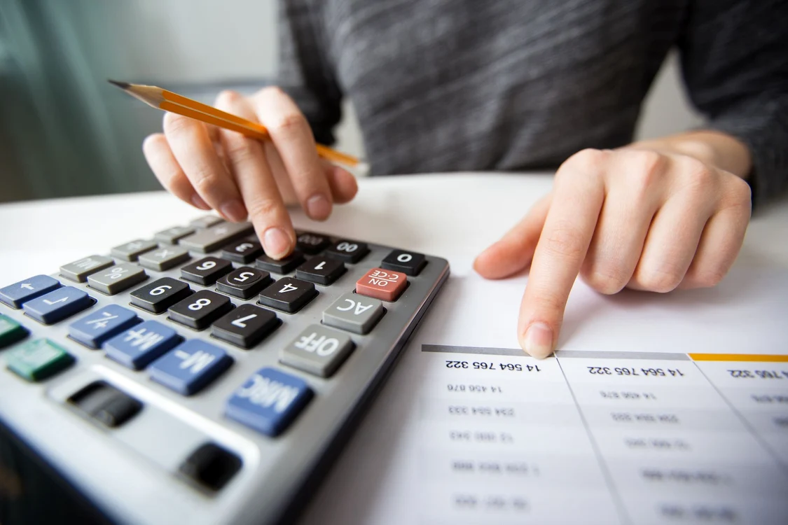 creion, calculator, mâini, femeie, calcule, buget, economii