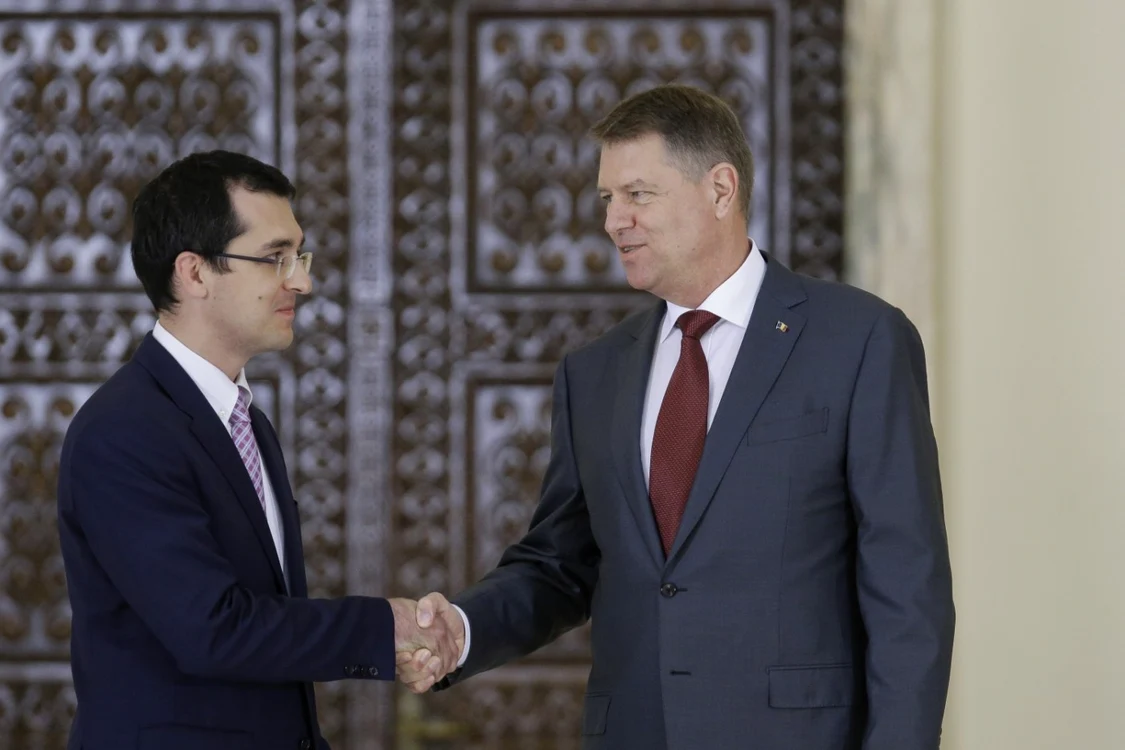 Vlad Voiculescu, felicitat de preşedintele Klaus Iohannis după ce a depus jurământul la Palatul Cotroceni / Foto INQUAM PHOTOS