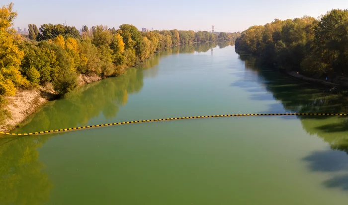 Barieră plutitoare pe râul Siret FOTO: Apele Române