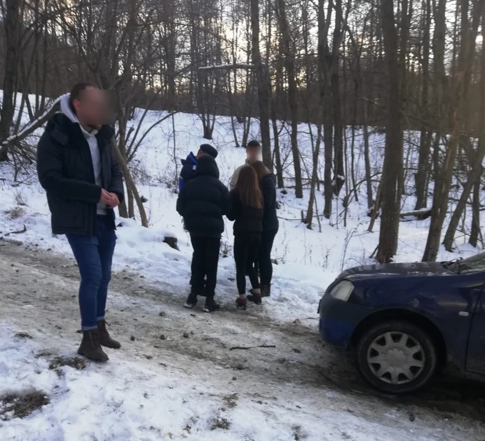 Înzăpeziţi în Valea Mosoroasei din Olăneşti - Vâlcea după ce s-au rătăcit din cauza GPS-ului Foto Jandarmeria Vâlcea