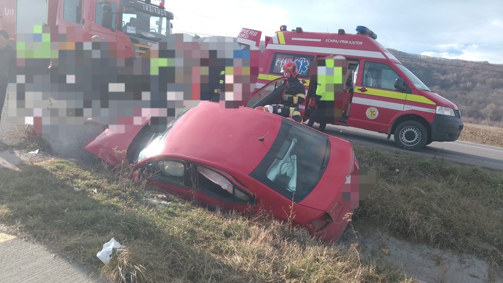 Doi copii și doi adulți, răniţi după ce un autoturism a lovit un cap de pod, în Argeș