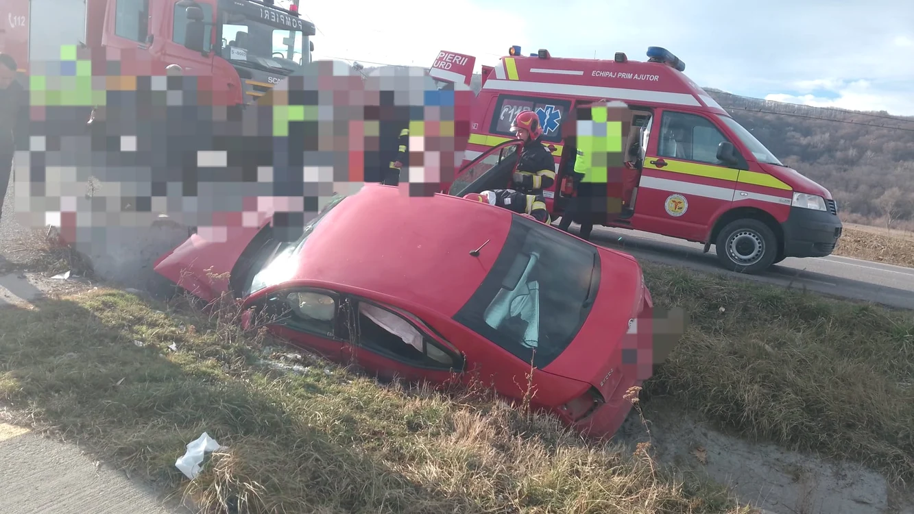 Mașina a intrat într-un cap de pod. FOTO: ISU Argeș