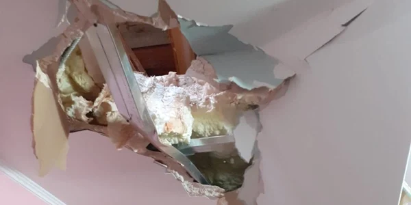 obiect cazut din senin peste casa unei familii din huendoara foto isu hunedoara
