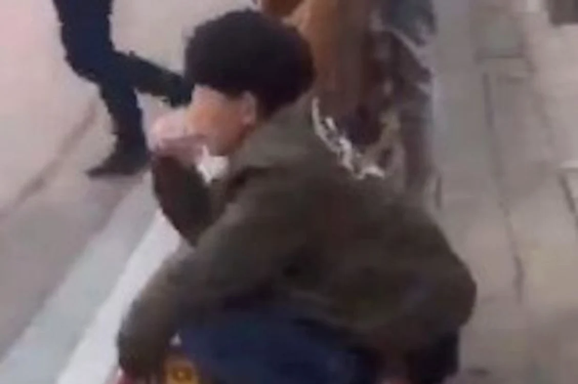 
    Bărbatul nu s-a arătat deloc deranjat de trecători și de faptul că era filmat.Foto TheMirror  
