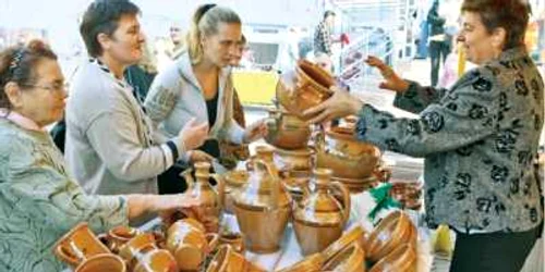 Meşterii populari aduc la târg produse tradiţionale  