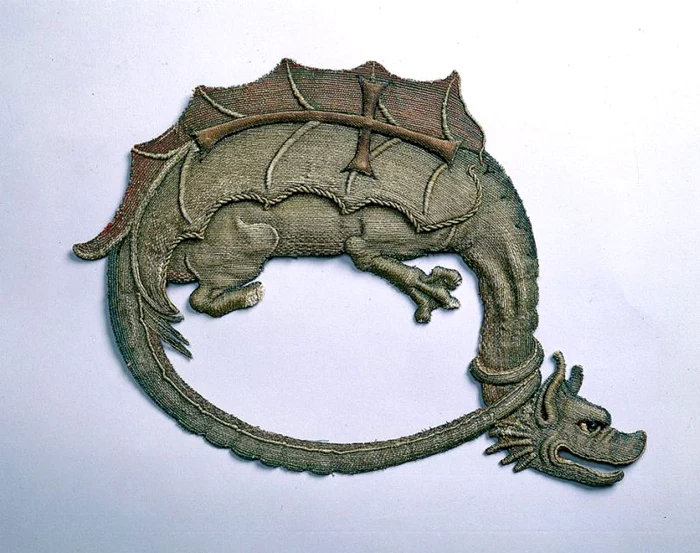 Simbolul Ordinului Dragonului. Acesta era un ordin militar cruciat, asemănător cu cel al templierilor, creat de împăratul Sigismund de Luxemburg împotriva ameninţării otomane.