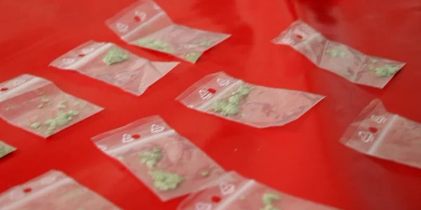 Tineri prinsi cu pistol si marijuana FOTO PLG Galati