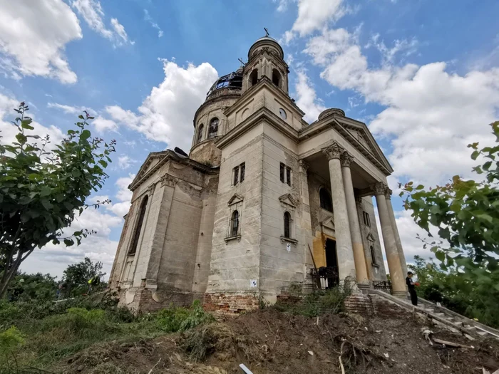 Mausoleul de la Bobda (Timiş) - copie după Esztergom Ungaria - a ajuns ruină tristă Foto Ştefan Both