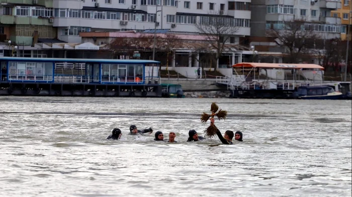 Iulian este unul dintre cei care s-a aruncat după cruce FOTO: Poliția de Frontieră