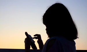 fetita telefon jpeg