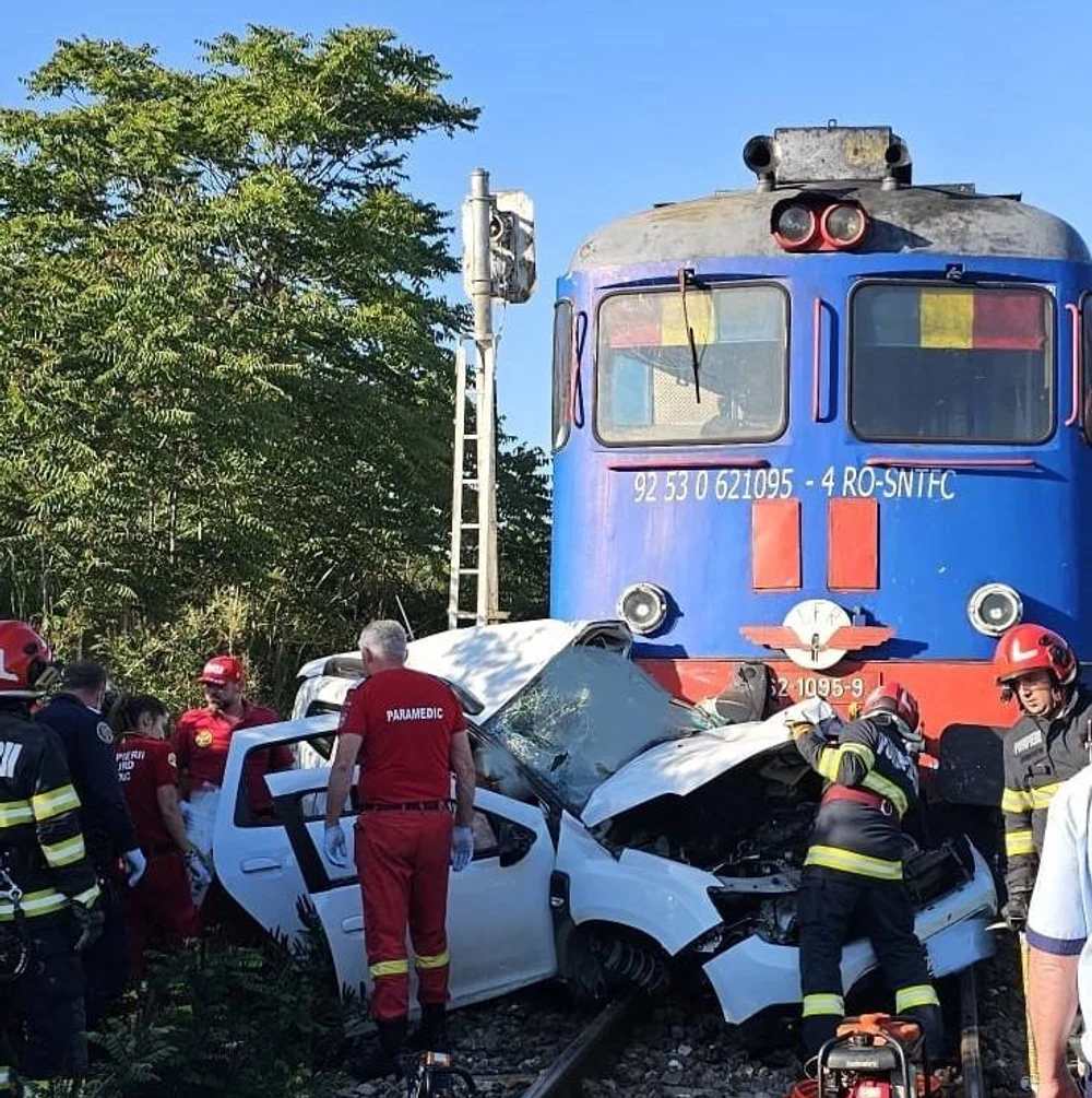 Un bărbat și o femeie au murit după ce mașina în care se aflau a fost lovită de tren. Tragedia s-a întâmplat la o trecere la nivel cu calea ferată