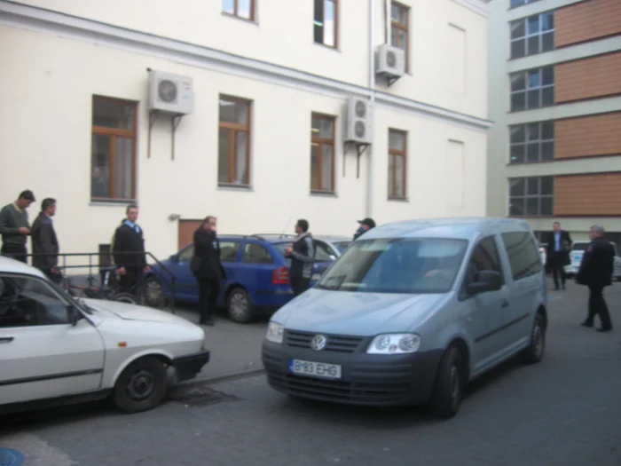 La ora 16.10 Sorin Apostu a părăsit sediul Primăriei, însoţit de un procuror şi un reprezentant al poliţiei locale.