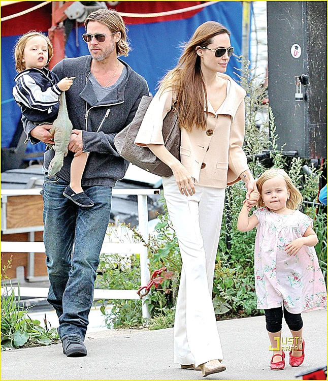 Angelina şi Brad Pitt, alături de gemenii Vivinne şi Knox, pe vremea când formau o familie