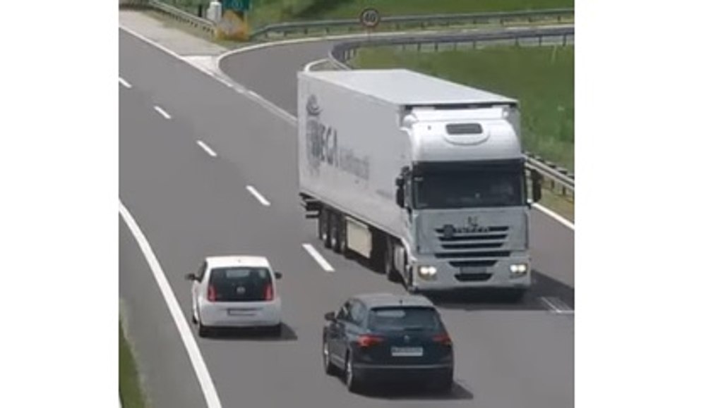 Un șofer român de TIR a blocat o mașină de poliție în Germania ca să depășească un autovehicul