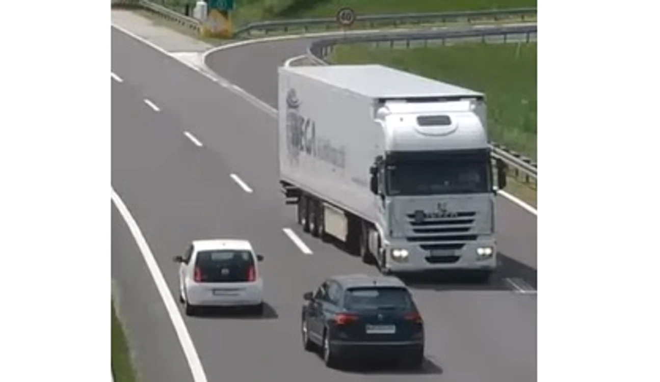 Șoferul TIR-ului a blocat o mașină de Poliție aflată în misiune FOTO arhivă Adevărul