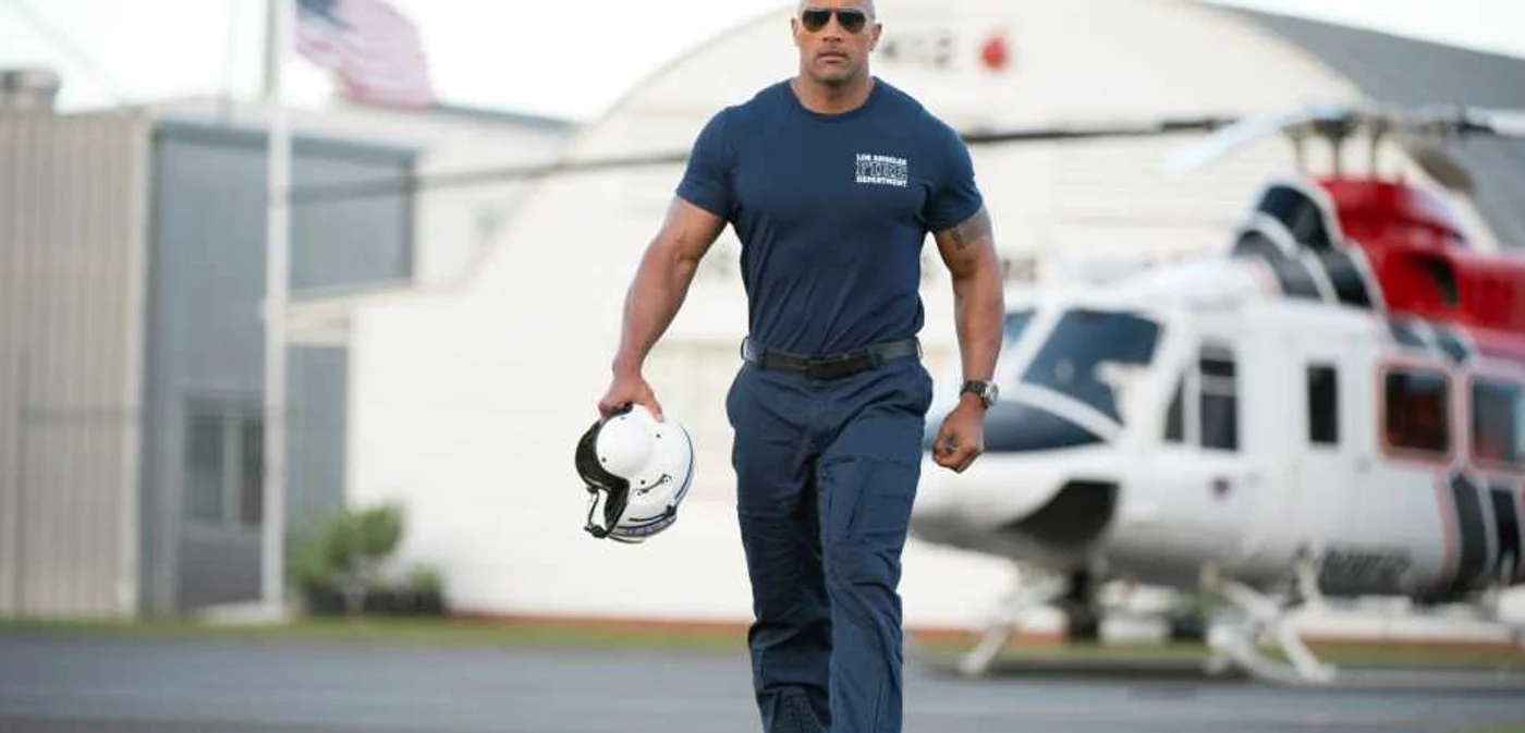 Dwayne „The Rock“ Johnson joacă rolul lui Ray, un pilot al departamentului de pompieri din Los Angeles care porneşte într-o misiune personală FOTO Warner Bros.
