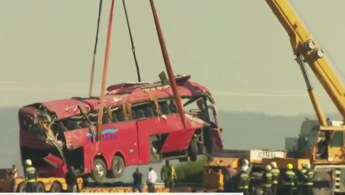 În autocar se aflau se aflau 59 de persoane. FOTO captură YouTube HIR TV
