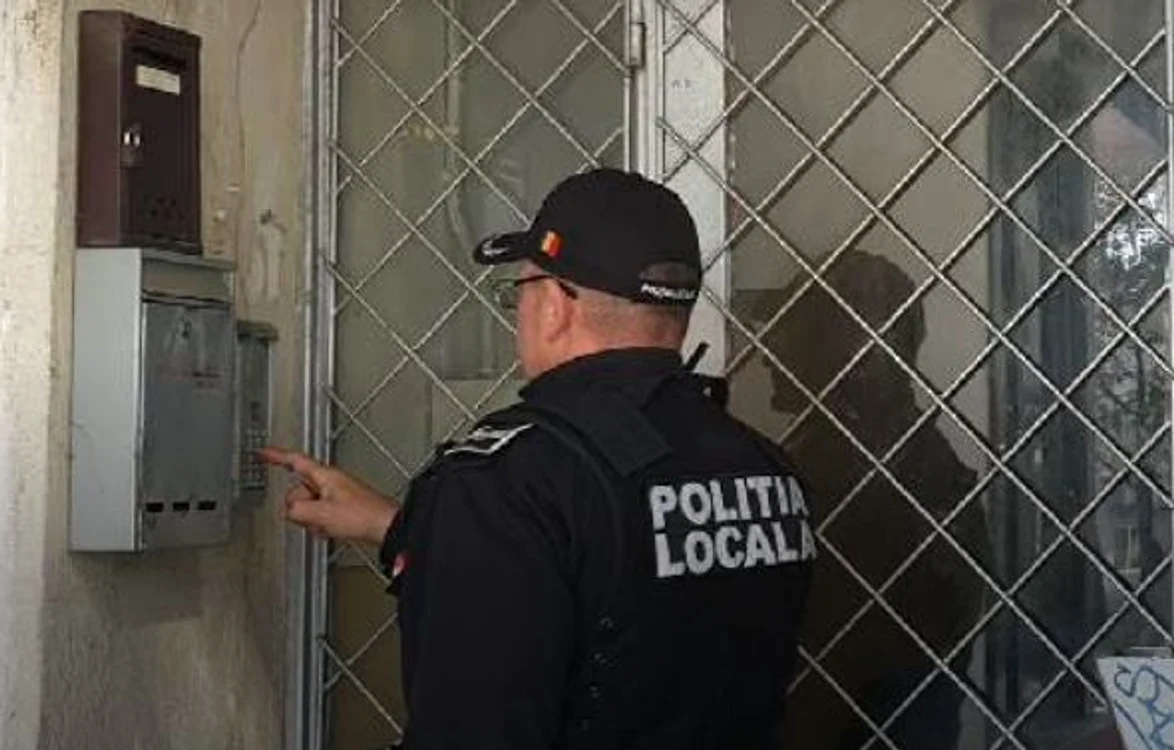 Polițiștii au înmânat invitații persoanelor fără acte de identitate FOTO Poliția Locală Bacău