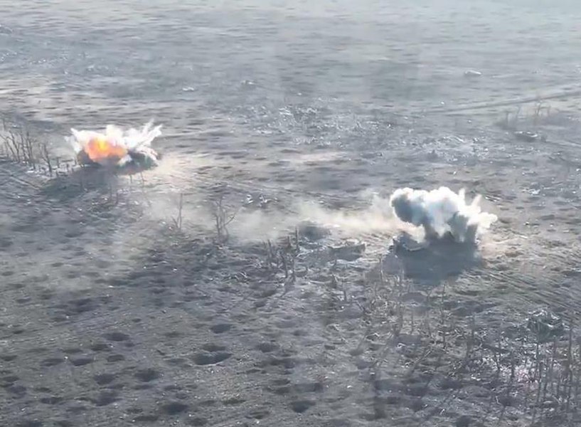 Momentul când două blindate rusești sunt aruncate în aer de o „explozie sincron” VIDEO