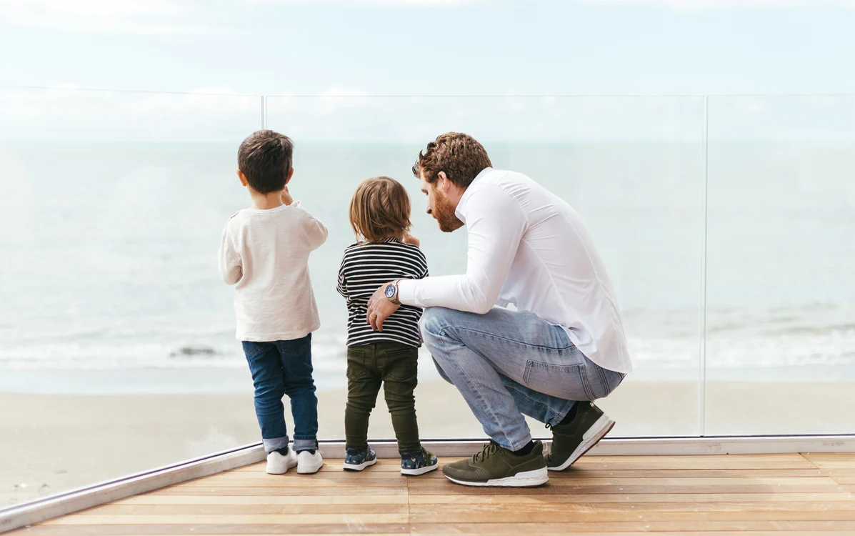 Un venit minim nu asigură traiul decent al unei familii, cred mulți români. Foto: Freepik.com