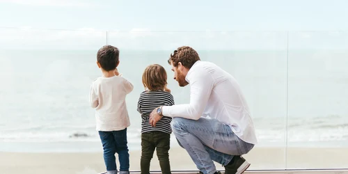 Părinte cu doi copii  Sursa Freepik com jpg