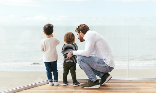 Părinte cu doi copii Sursa Freepik com jpg