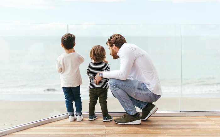 Un venit minim nu asigură traiul decent al unei familii, cred mulți români. Foto: Freepik.com